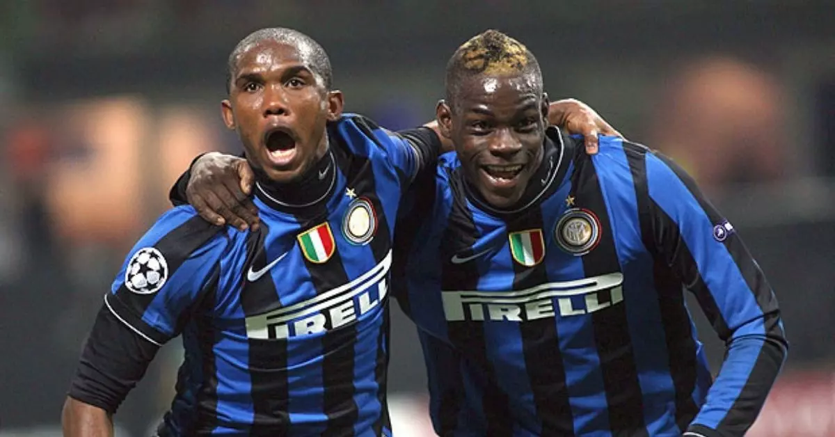 inter-triplete-fase-a-gironi-champions-league-foto-eto-o-e-balotelli-si-abbracciano