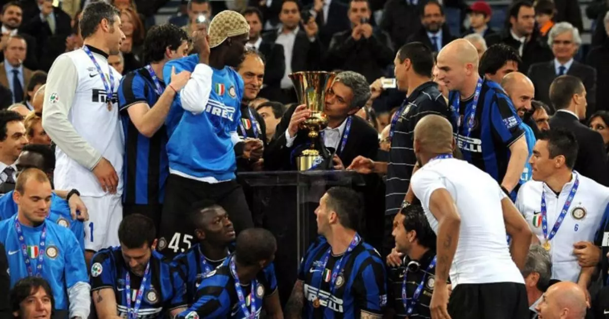 inter-triplete-vittoria-coppa-italia-foto-mourinho-che-bacia-la-coppa